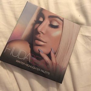Huda Beauty Winter Highlighter Palette